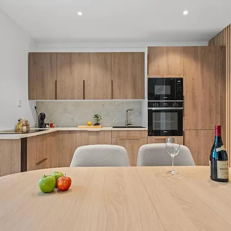 Luxurious - Private Sauna & Rooftop - Perfect Location