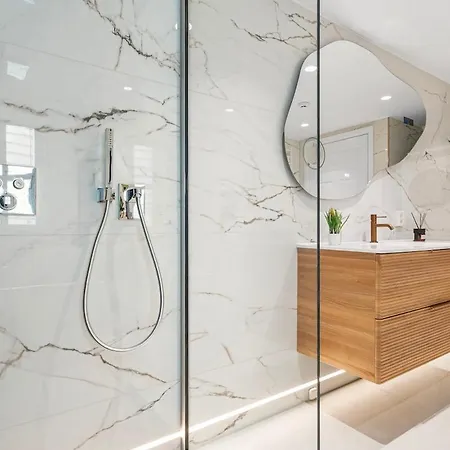 Апартаменти Luxurious - Private Sauna & Rooftop - Perfect Location