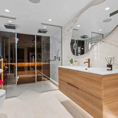 Апартаменти Luxurious - Private Sauna & Rooftop - Perfect Location *