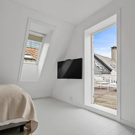 Luxurious - Private Sauna & Rooftop - Perfect Location Апартаменти *