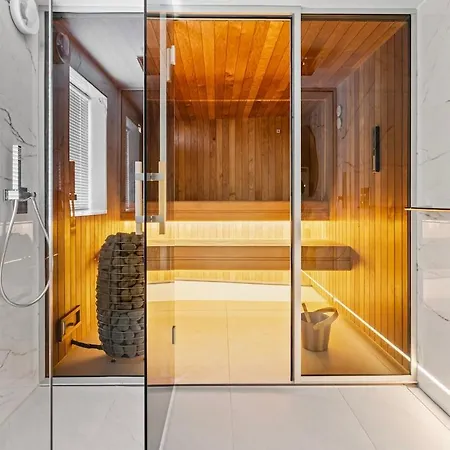 Апартаменти Luxurious - Private Sauna & Rooftop - Perfect Location